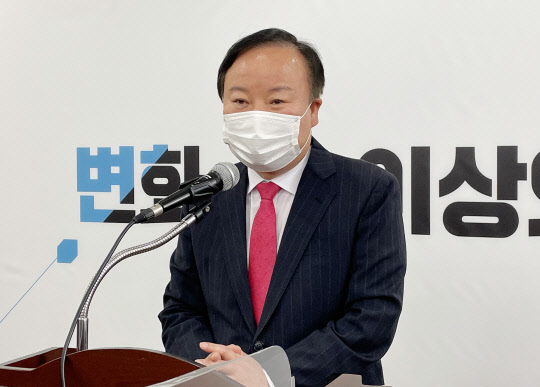 국민의힘 최고위원에 출마한 김재원 전 의원이 31일 대구시당에서 기자간담회를 하고 있다.연합뉴스